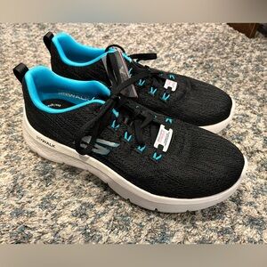 NWT Women's Skechers Go-Walk Flex Sneakers Size 7 Wide
